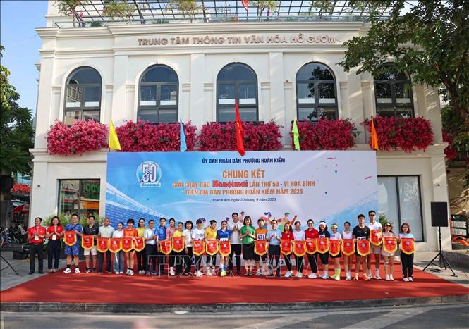 Ban tổ chức tặng cờ lưu niệm cho các đội tham dự giải. Ảnh: Thanh Tùng - TTXVN